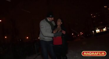 sex porn hub Brunette được kiêm trên ngực của cô. phim xec bo chong nang dau