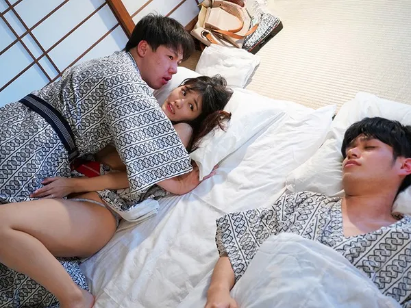 sex tomoda Ngoại tình với bạn thân trong khi chồng ngủ kế bên